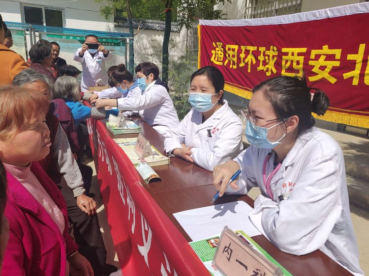 健康服务在行动 进村义诊暖民气 —集团发展“我为人民办实事”实际活动